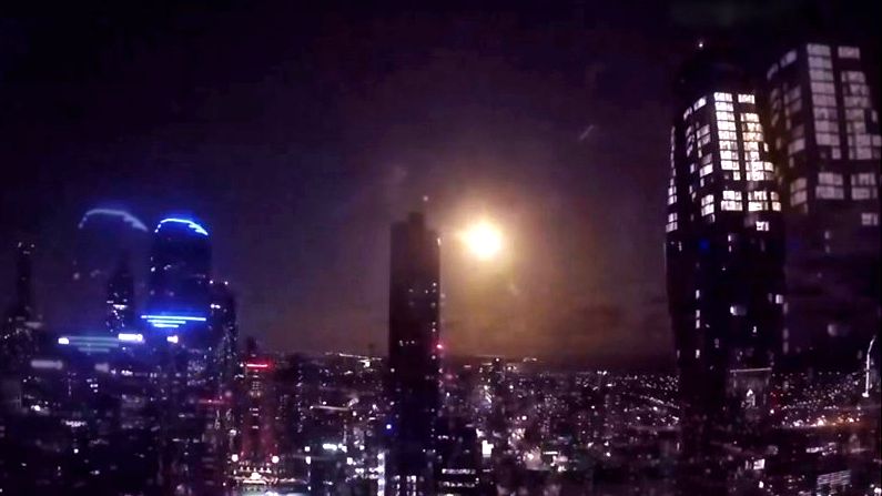 Video: Během městské karantény se nad Melbourne rozzářil meteor